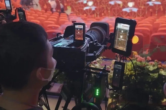 你可能觉得赵丽颖唱得假，但至少XR特效很真？