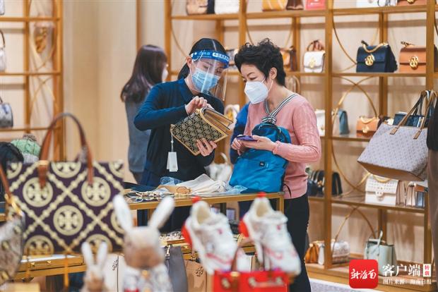 新春走基层丨海口国际免税城导购员梁化洋:做每位顾客的“贴心人”